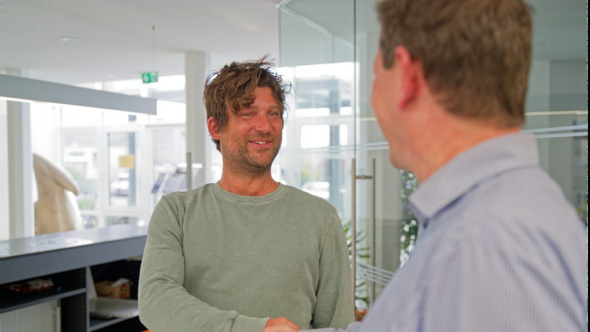Disponent im Spediteur-Büro mit Tour-Plan-Bildschirmen