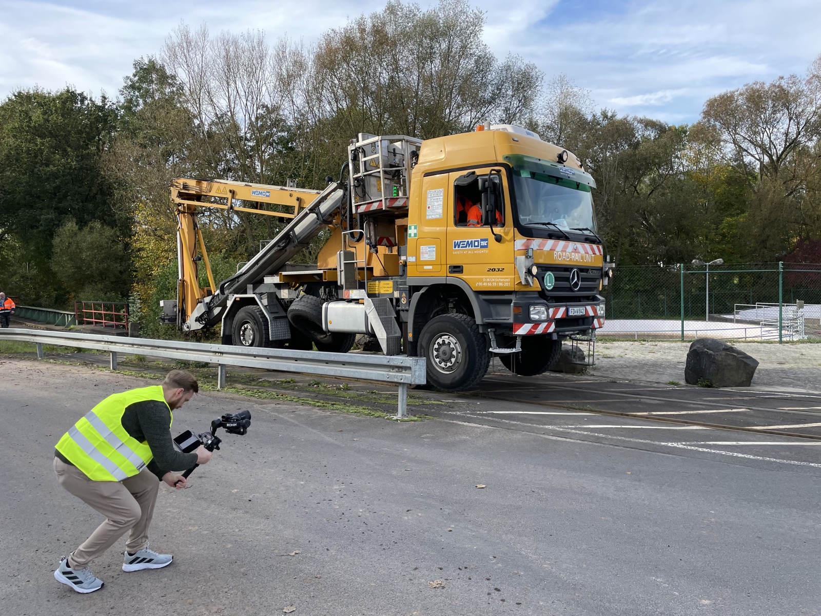Recruiting-Videodreh vor Ort: Kameramann mit Gimbal filmt Mercedes-Actros LKW eines Logistik-Kunden